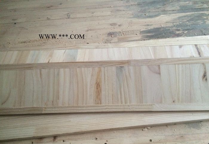 澎湃直销12mm松木无节指接板定制松木框架地板基材实木集成板